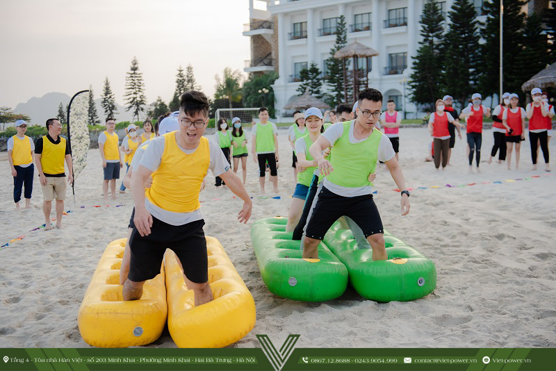 Bãi biển Quảng Ninh rất phù hợp để chơi team building