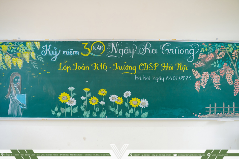 Mẫu backdrop thủ công sử dụng phấn vẽ bảng, tái hiện hình ảnh của tấm bảng trong lớp học