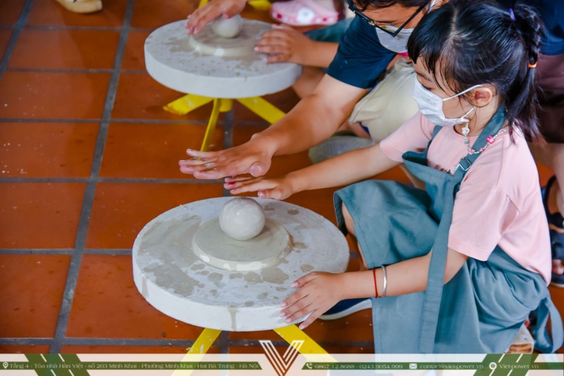 Tự tay tạo ra sản phẩm gốm từ chính đôi bàn tay của bé