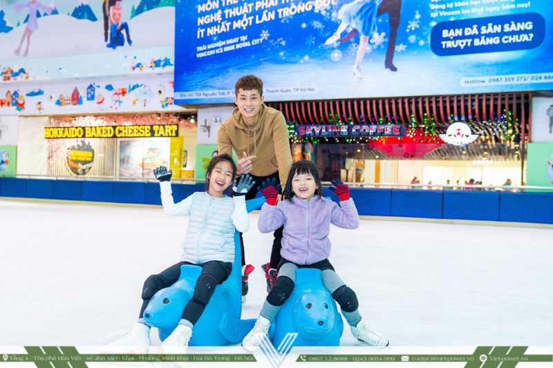 Gia đình có thể tham gia trượt băng tại Royal City